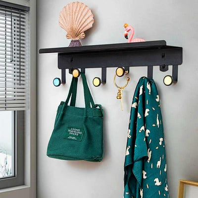 Étagère porte manteau noire colorées et patères