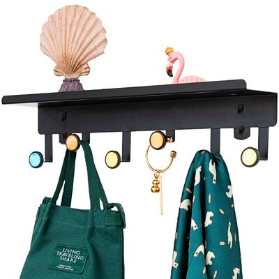 Étagère porte manteau noire et colorées patères