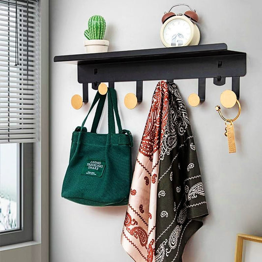 Étagère porte manteau noire et dorées patères 